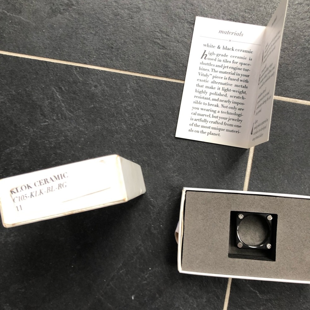 Vitaly black ceramic ring
